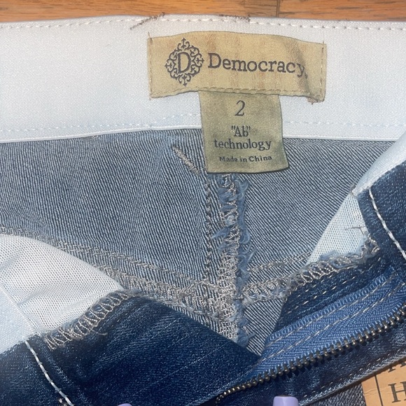NWT DEMOCRACY AB TECHNOLOGY HIGH-RISE CUTOFF DISTRESSED PULL ON SHORTS SIZE 2 - Picture 3 of 6